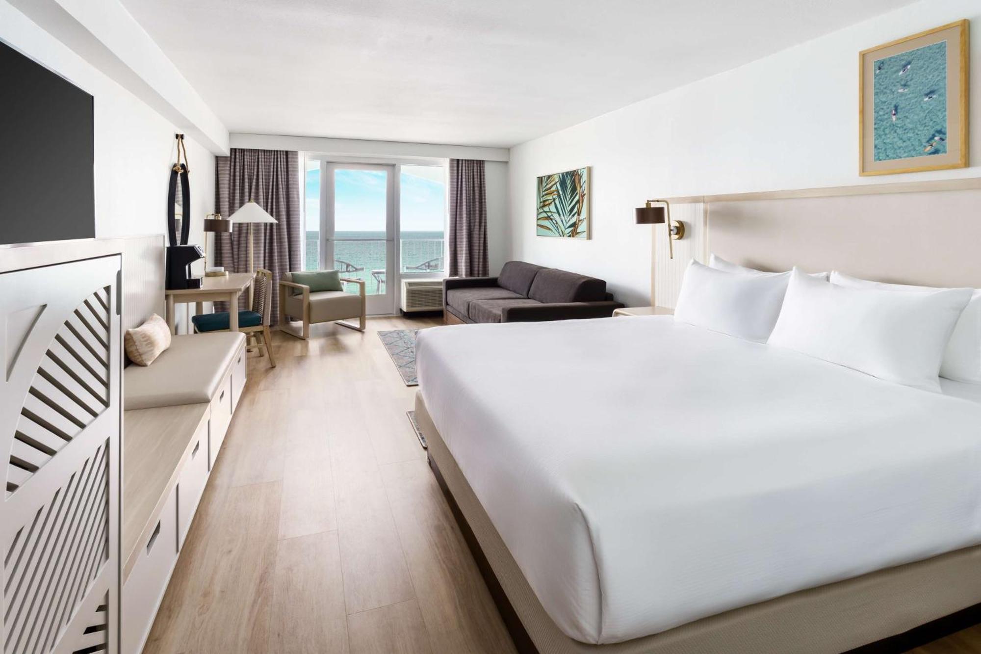 King Room Trundle Bed Gulf Front Balcony,1542419911:JPEG