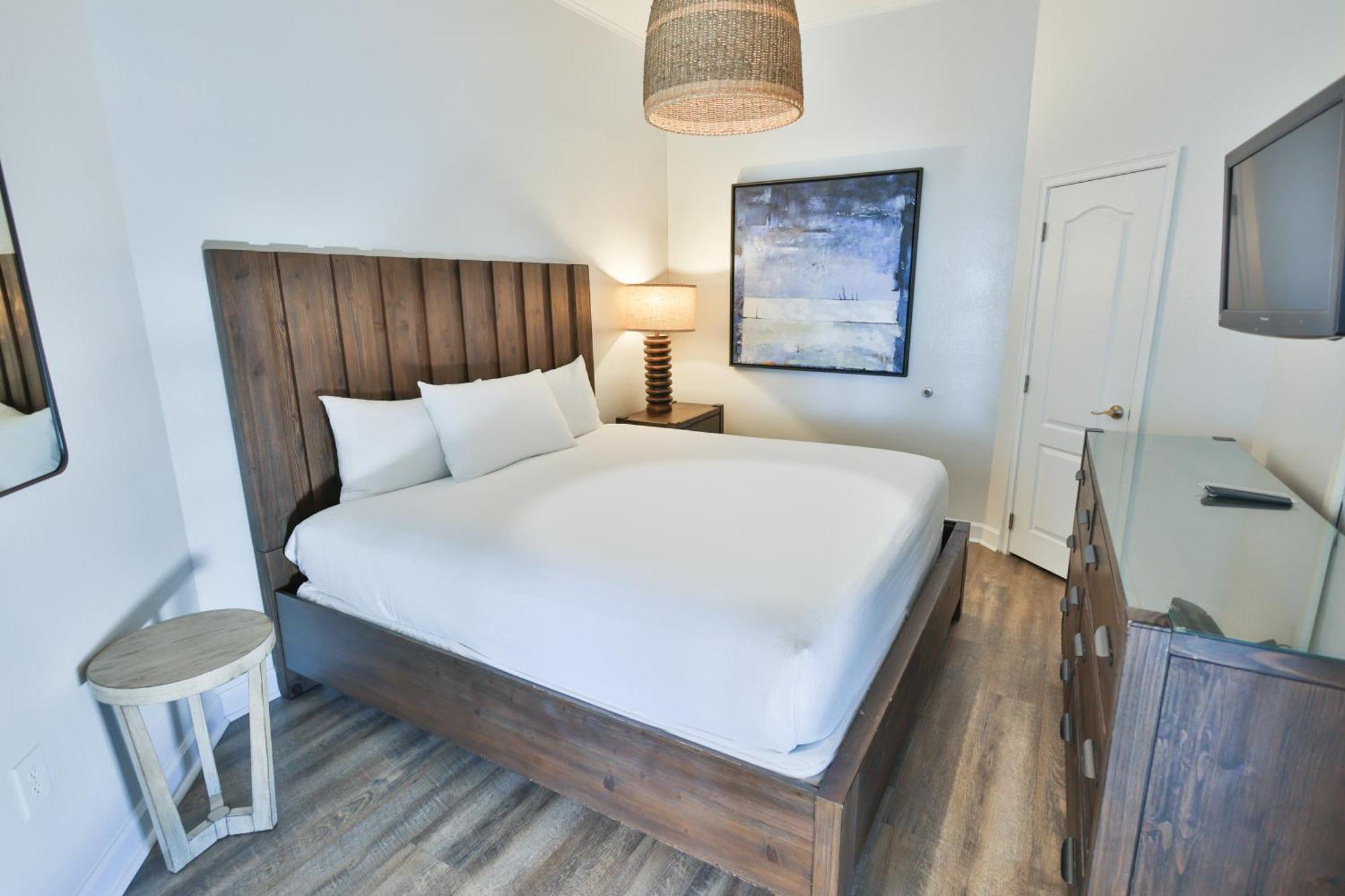 Two-Bedroom Penthouse Suite One King Bed Two Queen Beds,1770489875:JPEG